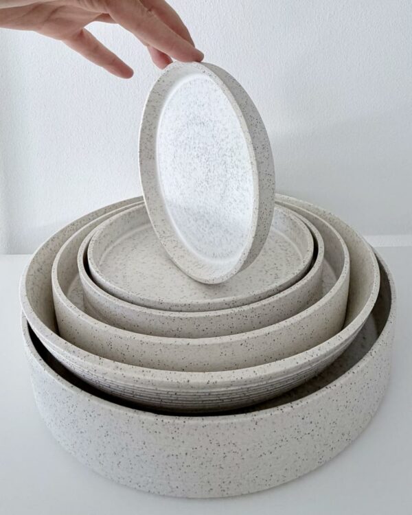 Set of stackable plates